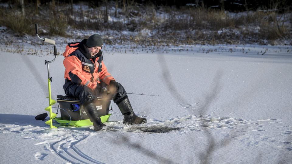 Selv om han har masser af sikkerhedsudstyr er Lars Kramer henvist til at fiske i private søer med ejerens tilladelse, indtil der kommer skilte op om isen på Himmerlands offentlige søer. Foto: Martin Damgaard