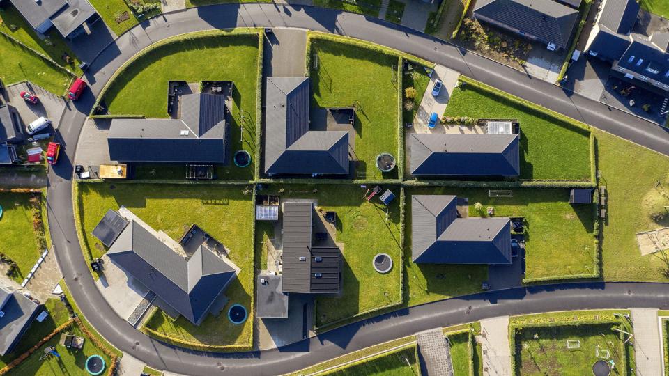 Arkitekturanmeldelsen tager denne gang udgangspunkt i et nyt stort parcelhuskvarter, nemlig Støvring Ådale. Mod sædvane bliver der denne gang dog ikke givet stjerner. Støvring Ådale er nemlig hverken værre eller bedre end andre parcelhuskvarterer, i stedet ser anmelderen denne gang på parcelhuskvarterer som boligform - er de stadig en god idé? Foto: Lars Pauli <i>Foto: Lars Pauli</i>