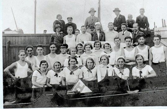 Hadsund Roklub har gennem alle årene haft både mandlige og kvindelige medlemmer, som det bl. a. dokumenteres af dette billede fra 1933. Privatfoto