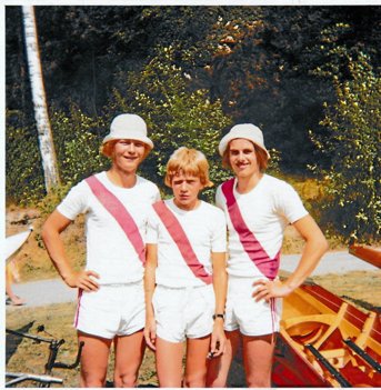 I 1970erne begyndte Hadsund Roklub for alvor at gøre sig bemærket på alverdens kaproningsbaner. Her repræsenteret ved de nordiske mestre 1976: Knud Erik Jensen, Thormod Jensen og styrmand Erik Kristensen. Privatfoto