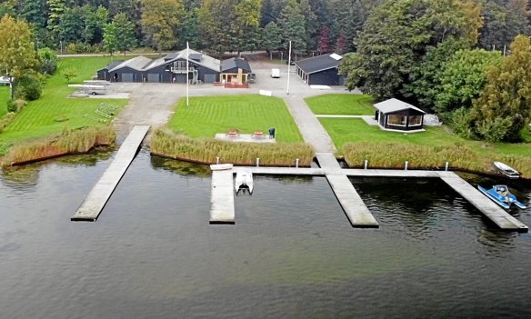 Hadsund Roklubs faciliteter på Thygeslundvej er løbende blevet udvidet og opgraderet, siden klubben i 1978 flyttede ind på den nuværende adresse. Bygningen til venstre er det ”gamle” klubhus fra 1978 og forrest til højre ses den nyopførte sauna til vinterbaderne. Næste projekt bliver opførelsen af en ny bådehal på 300 kvadratmeter, målrettet klubbens kajakroere. Privatfoto