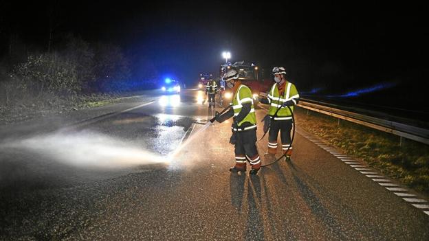 Vejbanen blev spulet ren, efter de døde mink var faldet af lastbilen. Foto: Jan H. Pedersen
