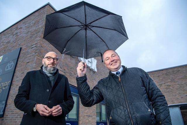 Jes Jakob Kristensen (t.v.) og varehuschef Søren Flodgaard er initiativtagere til en ny paraplyorganisation i Brønderslev - en organisation, som skal forsøge at koordinere alle aktiviteter i byen. Foto: Henrik Simonsen