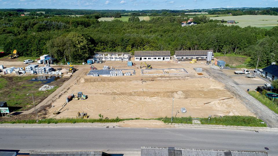 Siden første spadestik 10. april har byggefirmaet Lars Pedersen & Søn A/S i Suldrup arbejdet på at opføre 18 familieboliger som ní dobbelthuse i den nordlige ende af den tidligere sygehusgrund i Terndrup. Den planlagte indflytning i alle boliger er til september 2020. Foto: Lars Pauli