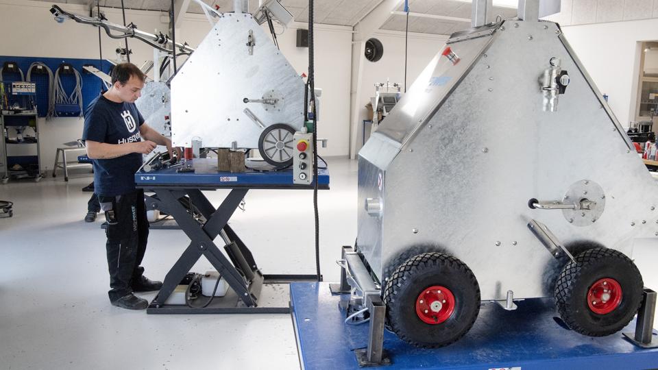 Der er gang i produktionen af vaskerobotter på virksomheden Wash Power A/S i Thy, men det kniber med pladsen, og da der ikke er mulighed for at udvide på den nuværende placering, har ledelsen besluttet at bygge nyt et andet sted. Arkivfoto: Peter Mørk