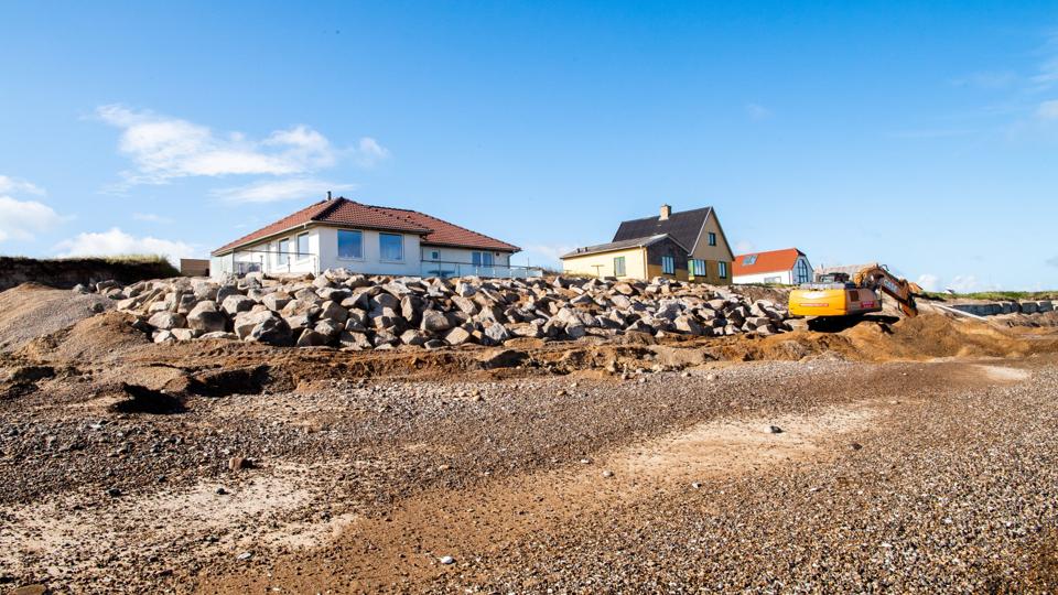 2.500 tons granitblokke, de største med en vægt på op til fem tons, udgør den nye ”hårde” kystsikring, der skal beskytte 92 meter kyst vest for kommunens p-plads, og andre 50 meter øst for den.