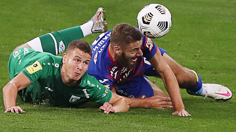 Oliver Abildgaard (tv.) har haft stor succes, siden han i vinter skiftede AaB ud med Rubin Kazan. I denne sæson er det bortset fra en enkelt karantænedag blevet til fuld spilletid i kampene i den russiske liga. Arkivfoto: Sergei Savostyanov/Ritzau Scanpix <i>Ritzau Scanpix</i>