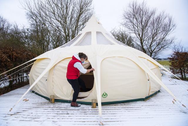 Thorupgård Bondegårdsferie i Stenum har indrettet et glamping telt og har et vildmarksbad på terrassen undervejs. Foto: Kim Dahl Hansen