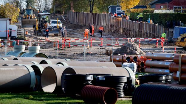 Rørene føres under Hobrovej frem til det nyetablerede regnvandsbassin på vestsiden, der erstatter den tidligere på østsiden af Hobrovej, der lå i vejen for udvidelsen af Klepholmvej. Foto: Torben Hansen