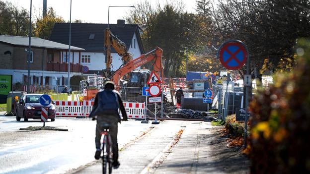 Cyklister og gående har fortsat mulighed for at passere forbi den aktuelle vejspærring på Hobrovej, mens bilister må køre en omvej frem til genåbningen 18.december. Foto: Torben Hansen