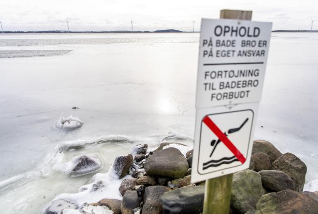 Isen - her et andet sted i Limfjorden - frister til en gåtur, men er endnu ikke sikker, advarer politiet. Foto: Henrik Bo