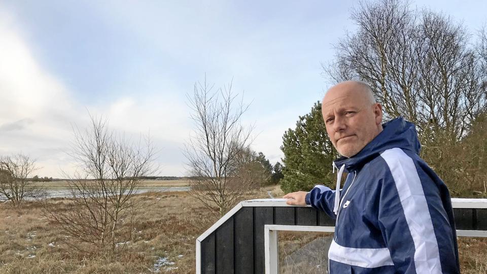 Lars Halskov bor fast på Ritmestervej i Rødhus - 1,5 km fra feriecenteret, hvor et massivt byggeri er på vej. Penge før natur, konstaterer han. Foto: Karin Trine Pedersen