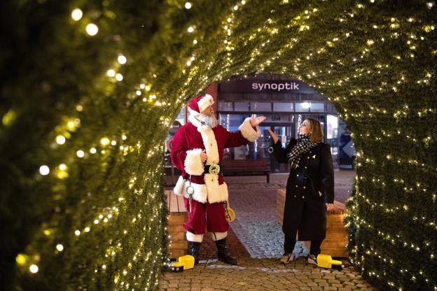 Forleden blev julelysene tændt i Hjørring - handelschef Rikke Ejsenhardt testede kyssetræet med julemanden. Foto: Bente Poder