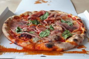 Umulig online-bestilling og dyrt tilbehør: Derfor får denne pizza alligevel topkarakter