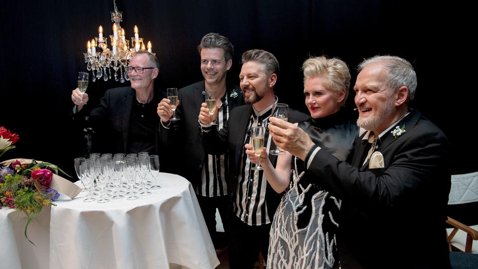 Hjørring Revyen  grund til at proppe champagneflaskerne op. Publikum strømmer til årets Hjørring Revy. Arkivfoto: Lars Pauli