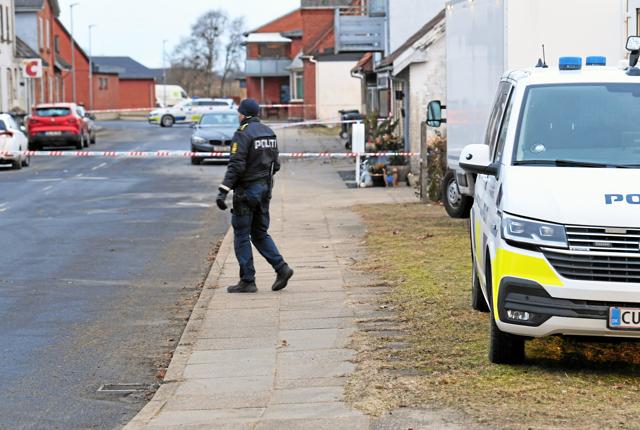 Østergade i Østrup er spærret af, mens Nordjyllands Politi efterforsker den brand, der kostede tre mennesker livet. Foto: Jan Pedersen