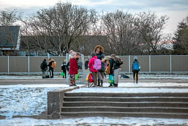 Spændte børn i skolegården i Løgstør glæder sig til at se venner og lærere igen. Foto: Mogens Lynge