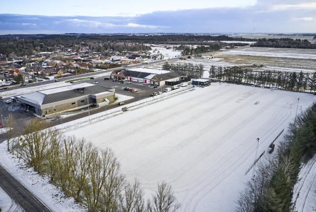 Meget tyder på, at Hune Boldklub må forlade sine 16.000 kvadratmeter græs til fordel for XL Byg. Foto: Henrik Bo