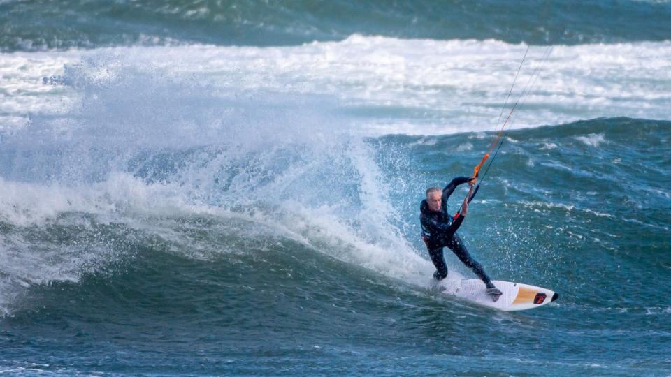 Vindstød af stormende kuling lyder vejrmeldingerne, og så skulle man tro, at folk holdt sig på land, men det gjaldt ikke surferne. De kan nemlig sagtens begå sig på bølgerne, så længe de besidder en vis portion erfaring. Surfskolen holdt lukket.
