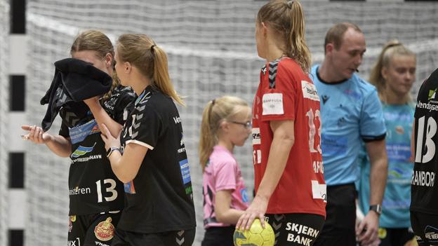Mette Bejder (tv.) forlader banen med ansigtet begravet i et håndklæde. Næsen kan meget vel være brækket. Foto: Henrik Bo