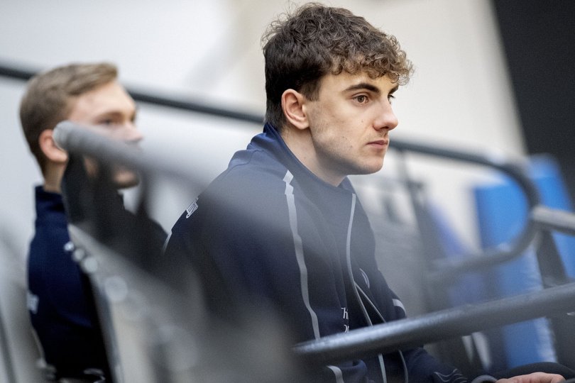 Mads Hoxer må starte sæsonen på tilskuerpladserne. Arkivfoto: Lars Pauli