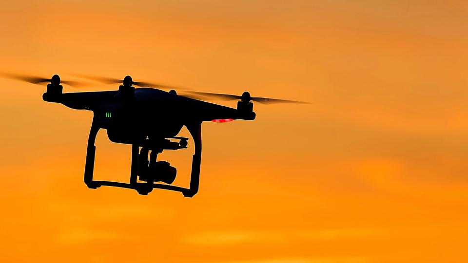En ukendt drone førte fredag aften til, at luftrummet over Aalborg Lufthavn og flyvestationen omgående blev lukket. Modelfoto: Ricardo Gomez Angel/Unsplash