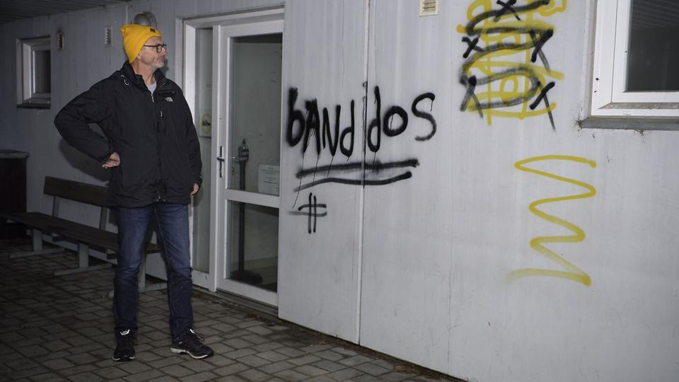 - Man bliver så skuffet, gal og vred, når man kommer hen og ser sådan noget, siger Gert Petersen, bestyrelsesformand for Frøstrup Hannæs Idrætsforening, om det hærværk, der er begået mod foreningens klubhus. Foto: Henrik Bo <i>Foto: Henrik Bo</i>