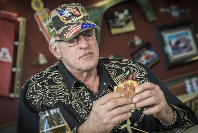 Kok og burgertruck-ejer, Mark Birschbach, fra Chuck Wagon præsenterer sine amerikanske madfavoritter til at spise på valgdagen. Foto: Martin Damgård