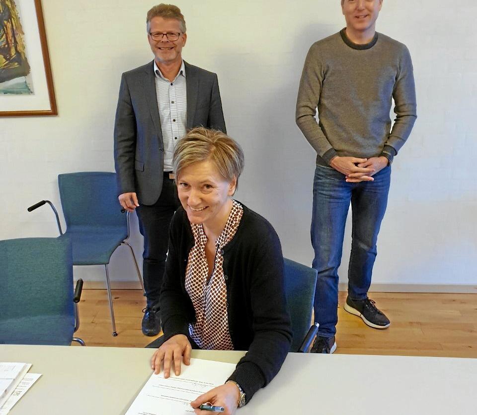 Det var en synligt tilfreds børne- og familieudvalgsformand, Inger Nielsen (V), der satte sin underskrift på den nye vesthimmerlandske arbejdstidsaftale, omgivet af skole- og dagtilbudschef Anders Norup og den lokale formand for skolelederne, Anders Skinnerup. Privatfoto