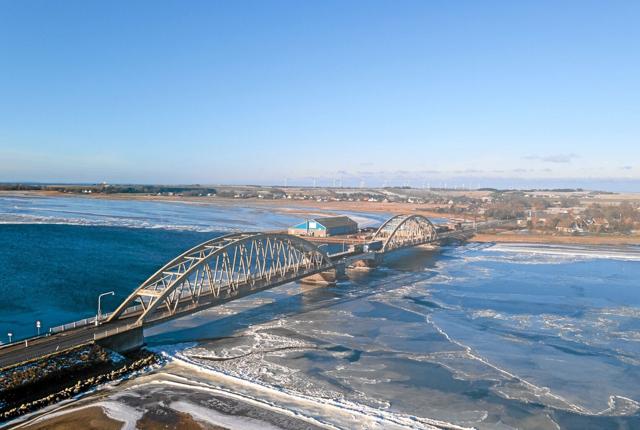 Isen presser på fra østsiden og kan ikke komme igennem ved Aggersundbroen. Foto: Mogens Lynge