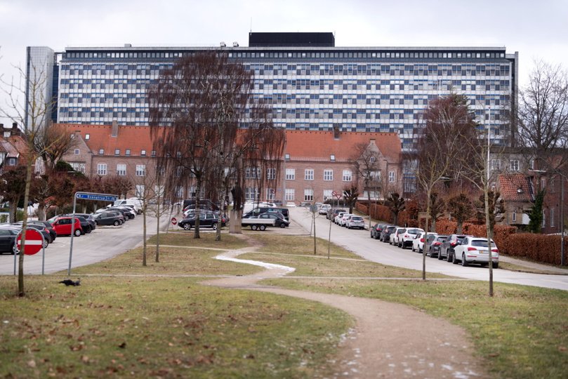Der er mange p-pladser ved Aalborg Universitetshospital Syd. Og rig mulighed for en p-bøde.