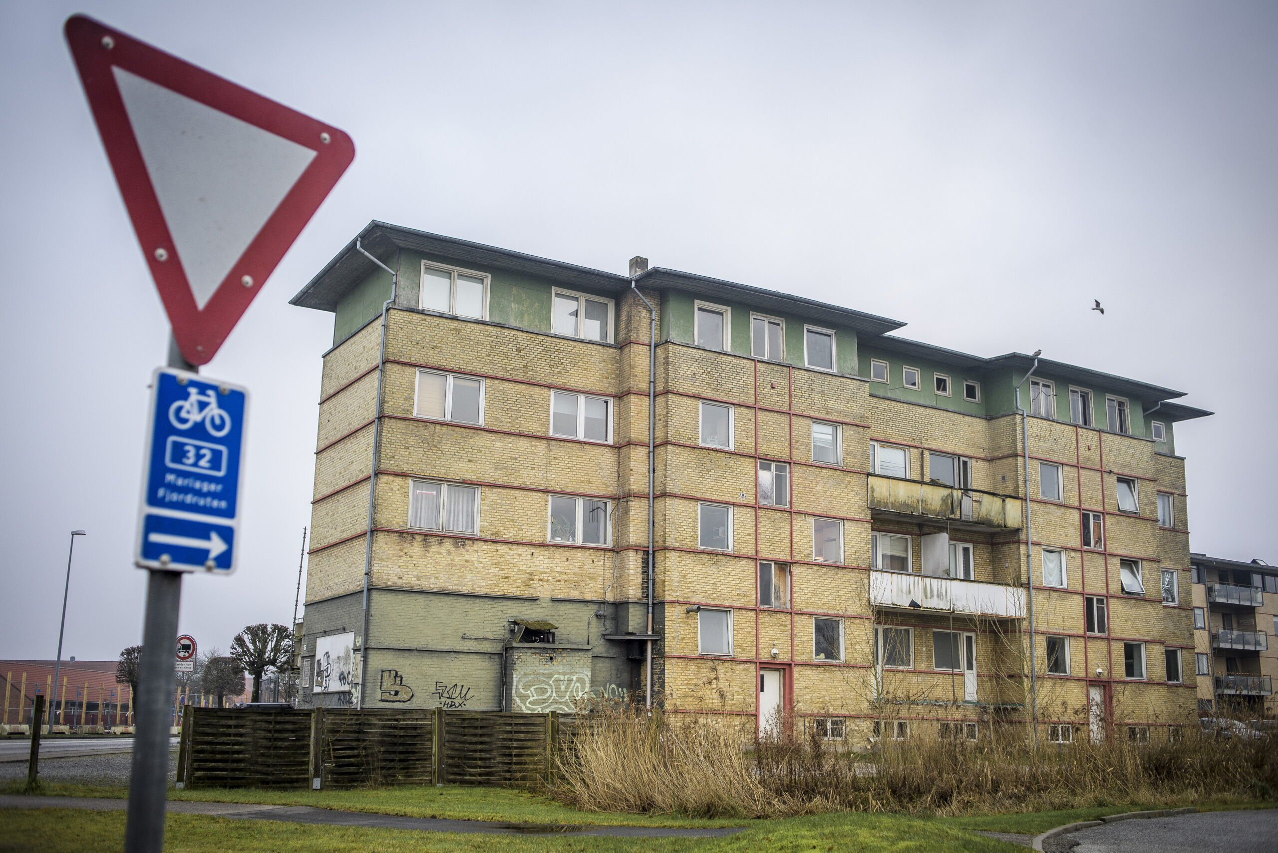 Det er byens grimmeste hus, og alle vil gerne have det revet ned
