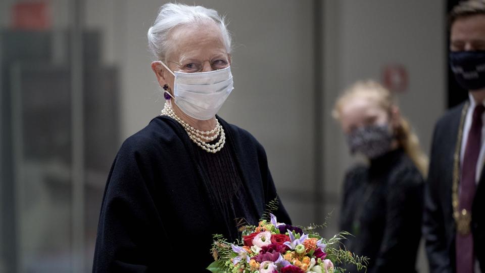 Dronning Margrethe - naturligvis med mundbind - ankommer til Musikkens Hus. Foto: Henrik Bo <i>Foto: Henrik Bo</i>