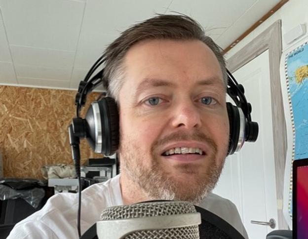 Michael Jacobsen har optaget sang og video hjemmefra, ligesom de andre lærere også har lavet stue eller kontor om til hjemmestudie for at synge med. Privatfoto: Michael Jacobsen