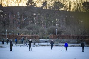 Unge spillede ishockey på fjorden: Politiet advarer om, at isen stadig er alt for usikker