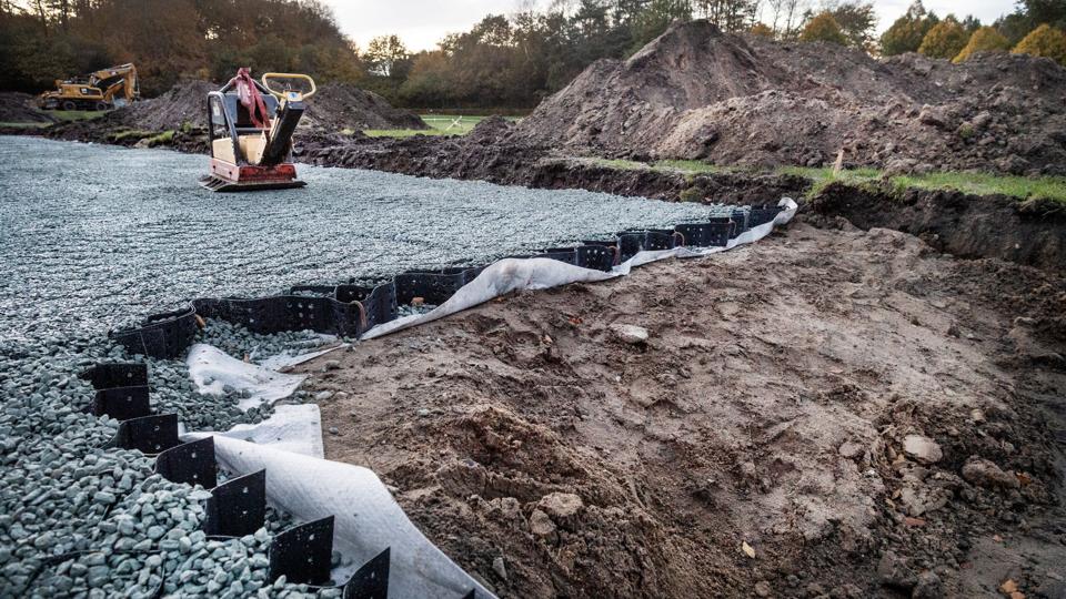 Der er gjort temmelig meget for er forbedre forholdene på pladsen - blandt andet ved hjælp af skærver, jord og specielle plastmåtter. Foto: Torben Hansen