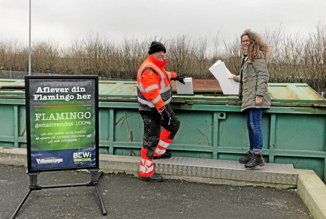 Siden 1. juni 2020 har der - som affaldsplanlægger Kirstin Bjørnbak Kjær her demonstrerer - været opsat særlige containere til flamingo-affald på Mariagerfjord Kommunes fem genbrugspladser. Privatfoto