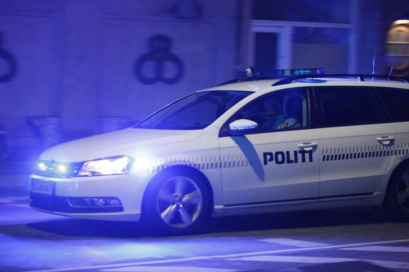 Politi rykkede ud, da personbil endte i have. Arkivfoto