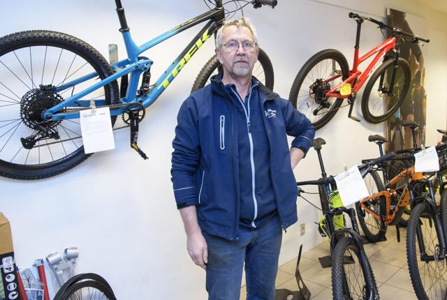 Ejer Frode Nielsen og ansatte brugte mandagen på at undersøge, om der måske var stjålet flere end de otte dyre cykler i butikken ved det natlige indbrud kokken fire. Foto: Kim Dahl Hansen