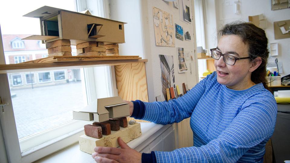 Laura Mazanti foretrækker at kunne vise kunden en fysisk model af et byggeri, i stedet for en computertegning.