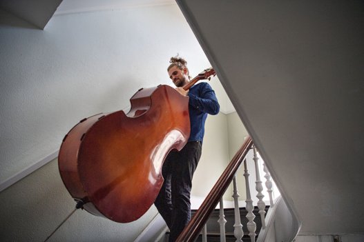 Kontrabassist Kenneth Dahl Knudsen er flyttet tilbage fra Berlin til Aalborg, hvor han underviser på musikkonservatoriet og har sat alle kræfter ind på at skabe et internationalt jazzmiljø, imens han selv udvikler nyt materiale. Foto: Hans Ravn <i>Hans Ravn</i>