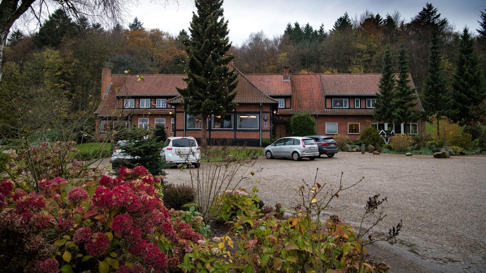 Sorte skyer hviler over Sallingsund Færgekro, efter at tidligere ansatte i Ekstra Bladet er stået frem med udsagn om ejeren Jens-Peter Skov. <i>Arkivfoto: Bo Lehm</i>