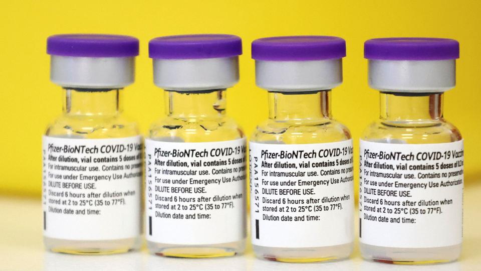 I første omgang regnede man med, at der var fem doser covid-19-vaccine i eet hætte-glas. Da man reelt kunne trække seks eller syv doser op, havde man vaccine i overskud - det har i nogle regioner ført til sager, hvor ansatte uretmæssigt har fået vaccination.