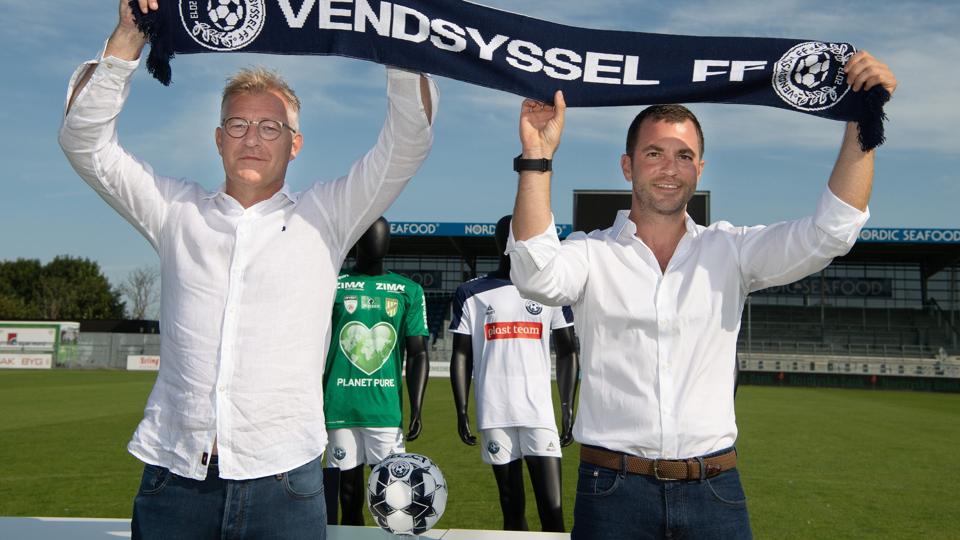 Jacob Andersen (tv.) afhænder aktiemajoriteten til Ahmet Schaefer (th.) og selskabet Core Sports Capital. Foto: Bente Poder