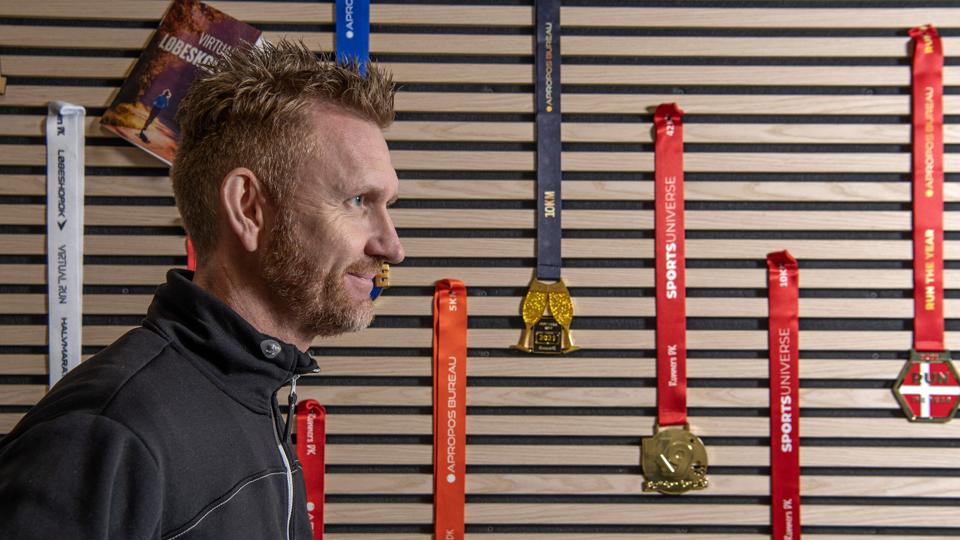 Folk er vilde med medaljerne fra Sports Universe, der ikke ligner andre. Mark Laursen skitserer dem, og siden bliver de sendt ud i tusindvis til motionister i flere lande, der deltager i et af firmaets mange events. Foto: Henrik Louis