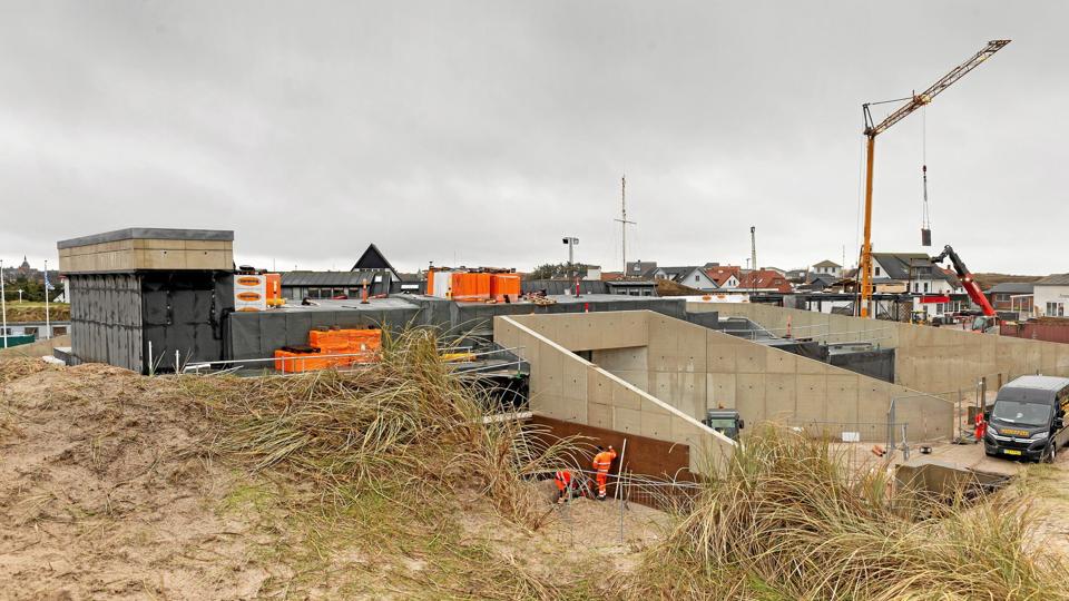 Når nationalparkcentret er færdigt, er det også væk. Bygningen skal gennem under sand så den går i et med klitlandskabet. Synligt bliver kun den gå beton omkring det store ovenlysvindue og i væggene omkring bygningens indgangs- og vinduespartier. Foto: Jens Fogh-Andersen