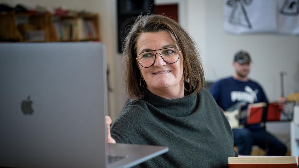 Eleverne på Naturfriskolen i Sejerslev har stadig morgensang hver dag trods corona-nedlukningen. Skoleleder Kirtsen Ringgard står for at optage sange, som bliver lagt ud dagligt. <i>Bo Lehm</i>