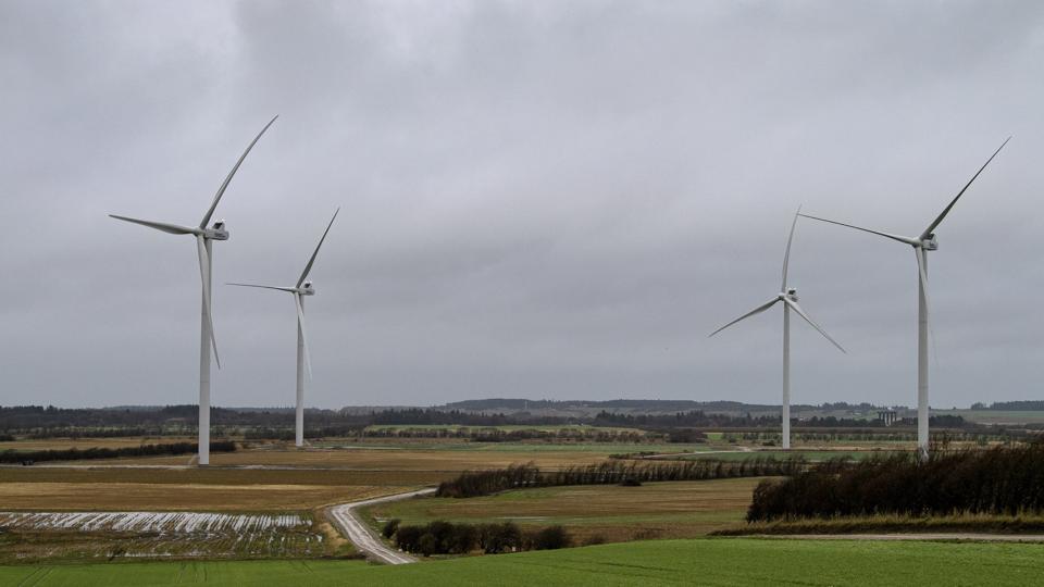 Vindmøllerne ved Tagmarken nær Hillerslev er begyndt at dreje rundt - og lysene er tændt. Det er der flere af de lokale borgere, som føler sig generet af. Planen er, at lyset skal være styret af radaren i Østerild, så det kraftige lys kun er tændt, når der er fly i luften. Teknologien og lovgivningen i Danmark er bare ikke helt på plads endnu, lyder det fra NRGi Renewables. Foto: Bo Lehm