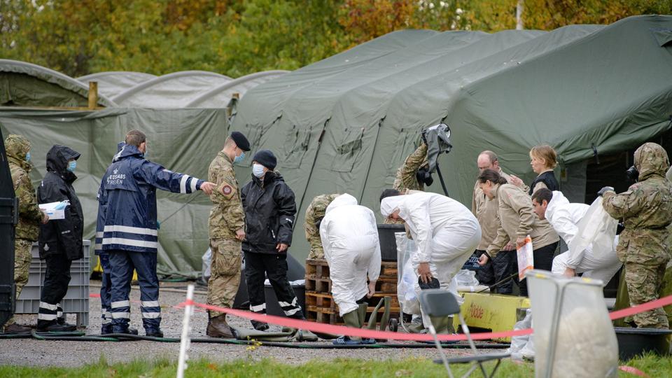 Beredskabsstyrelsen Nordjylland har cirka 30 mand på arbejde på den rensestation, som Fødevarestyrelsen har oprettet i Thisted Lufthavn. Her hjælper man blandt andet med at desinficere de folk, der står for aflivningen af mink. Arkivfoto: Bo Lehm
