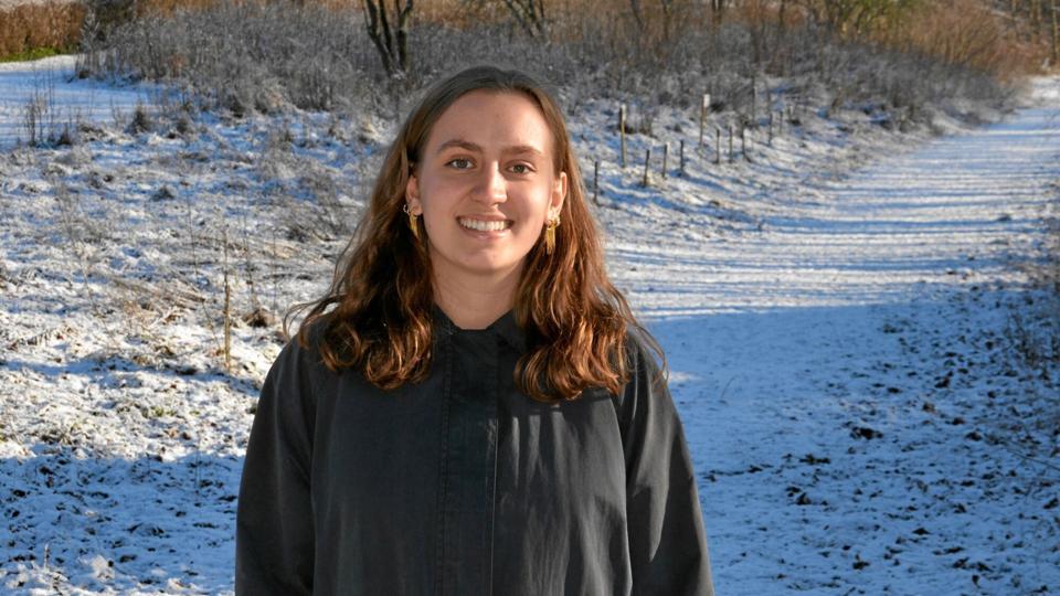 19-årige Caroline Holst Bøgh fra Hobro elsker gåture i naturen - dem tager hun også børnene med på. Foto: Jesper Bøss